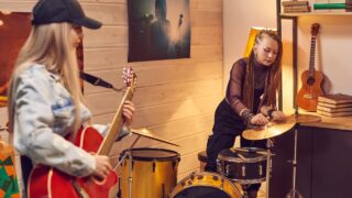 Poradnik dla początkujących muzyków: jak założyć miniklub muzyczny w piwnicy
