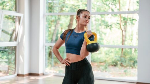 Siłowy trend kobiet: dlaczego kobiety kochają kettlebell i trening siłowy