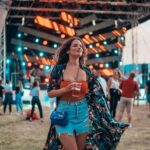 Jak ubrać się na koncert? Wygodne stylizacje na klub, halę i wydarzenie plenerowe